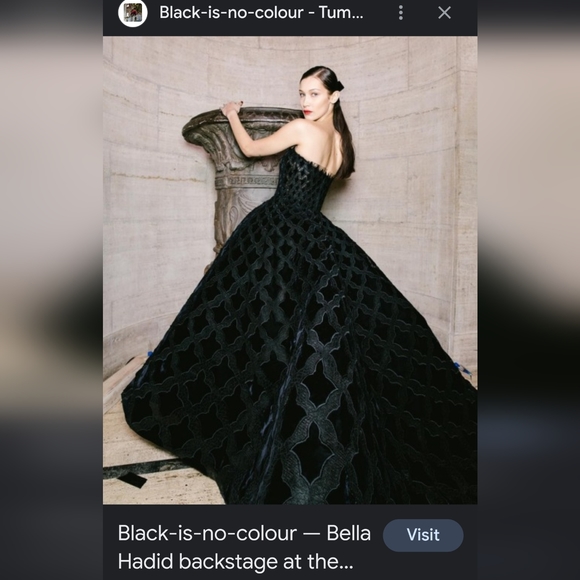 Bella Hadid in a black Oscar de la renta fall 2019 fits size 4 - Picture 4 of 8